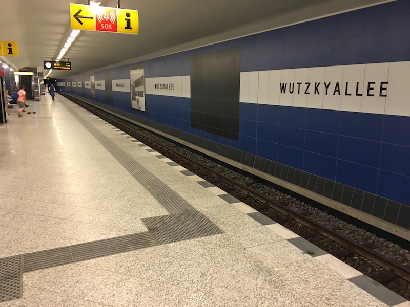 Naturstein und taktiles Leitsystem am U-Bahnhof Wutzkyallee